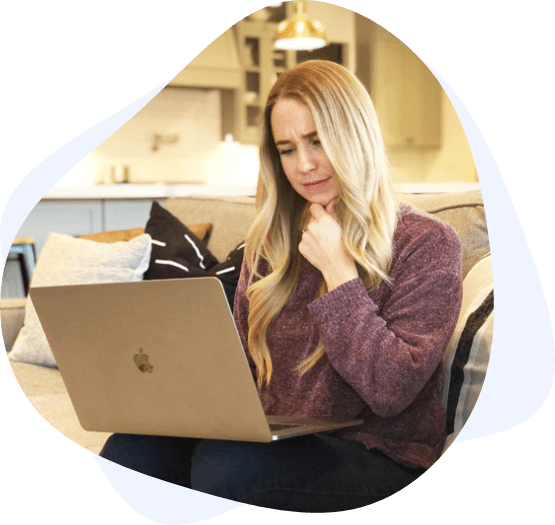 confused blonde woman laptop